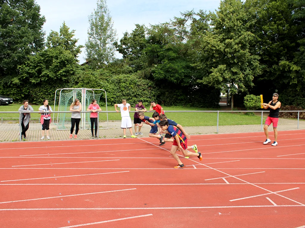 Läuferinnen starten aus dem Startblock.